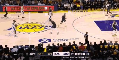 #nba# 兰德尔都懵逼了，这球没走步吗。
面对詹姆斯的冲击，这球兰德尔真的用力