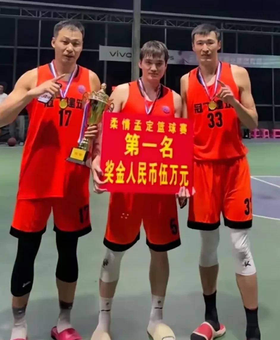 辽宁队小将周俊成虽然打CBA比赛不怎么行，但去野球比赛那真好使啊！
这都已经拿多