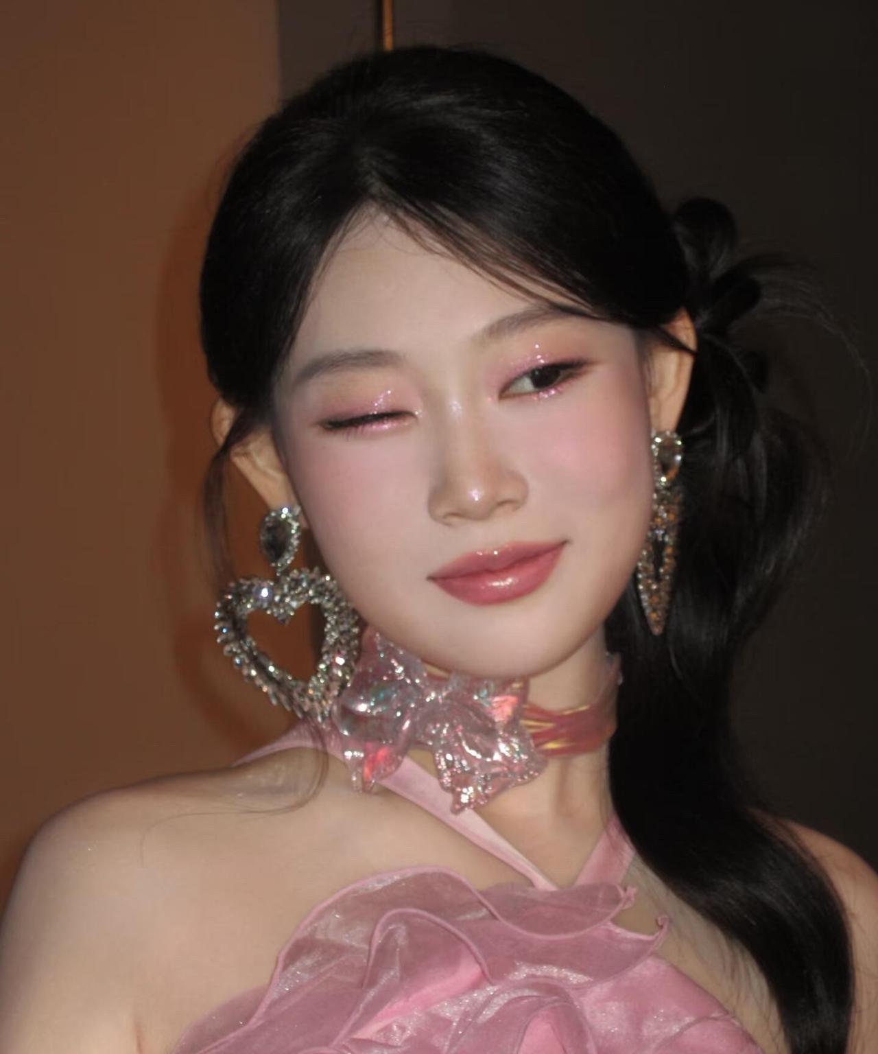 小沈阳估计要乐开怀了！
女儿沈佳润这回是彻彻底底火出圈了，
不仅著名明星化妆师王