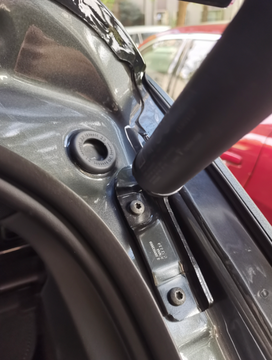 关于23款01的后尾门电机减配
前两天刚提的23款01，后尾门只有一边有升降电机