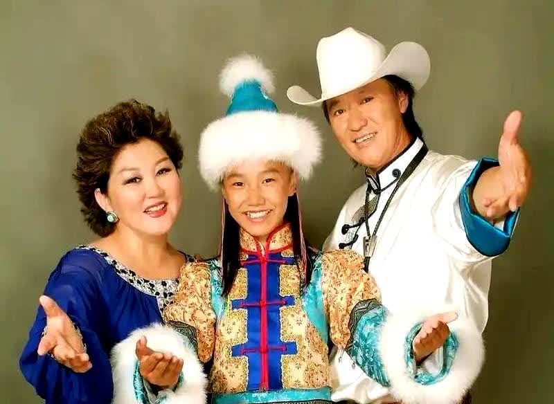 那尔那茜暴雷，

才知道为什么“吉祥三宝”夫妇

不带自己亲女儿上台
