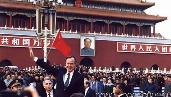 1974年，他只是美国驻中国联络处主任，毛主席却断言他能成为美国总统。
1988