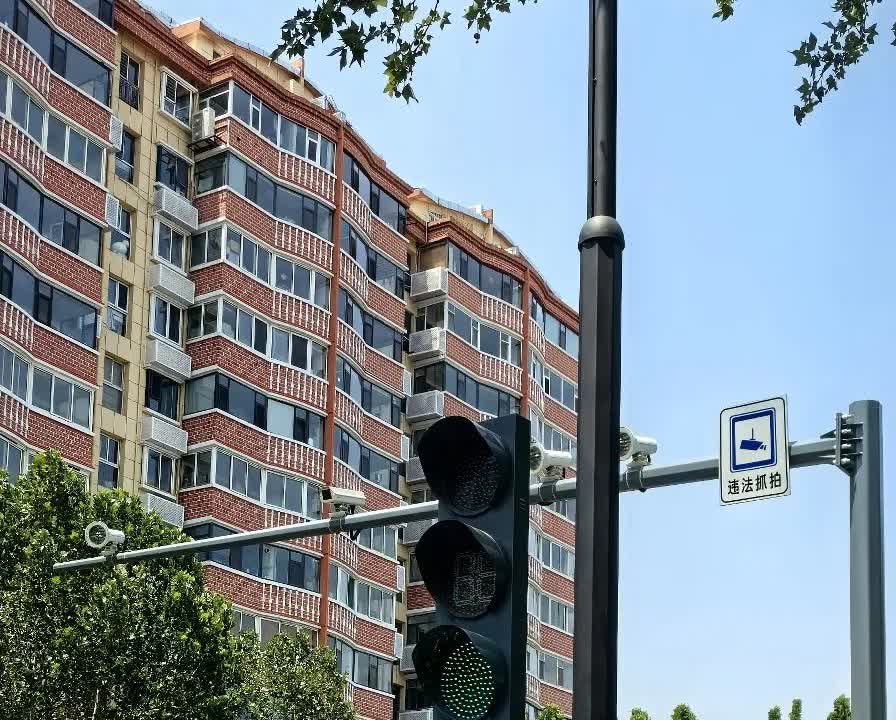 上街时发现，各主干道上红绿灯的倒计时没有了，只有红黄蓝灯在交替，人行道上还有红绿