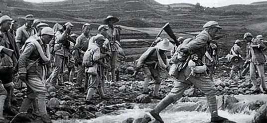 1951年，一群志愿军在撤退时，猛然发现眼前狭隘的山谷中，竟出现了成千上万个美军