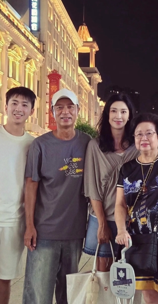 57岁的李克勤和家人近日在厦门度假，李克勤晒的好黑啊一点防晒都不做的吗，他打扮的