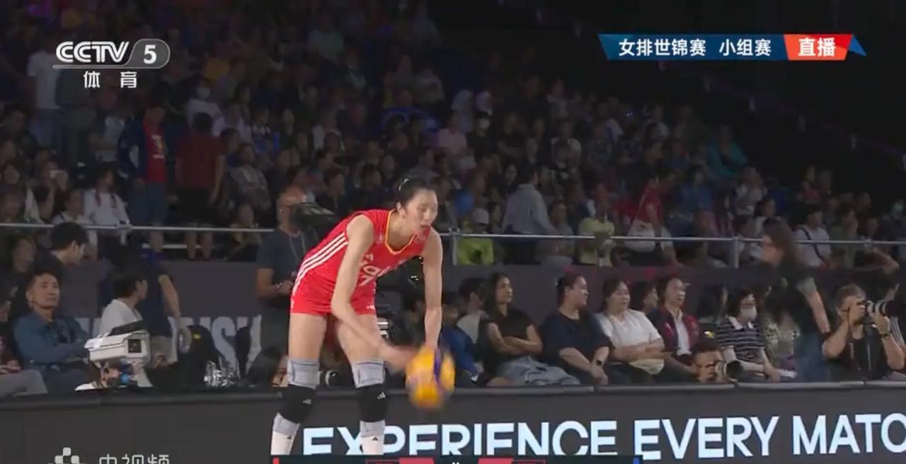 今天中国女排打得非常好！解说嘉宾李颖表扬了主攻吴梦洁，说吴梦洁有潜力，吴梦洁首局