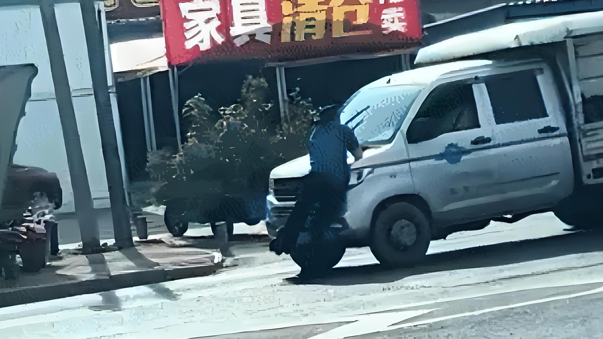 广西一城管队员扒瓜车引擎盖，遭司机拖行数十米，期间卡车未减速