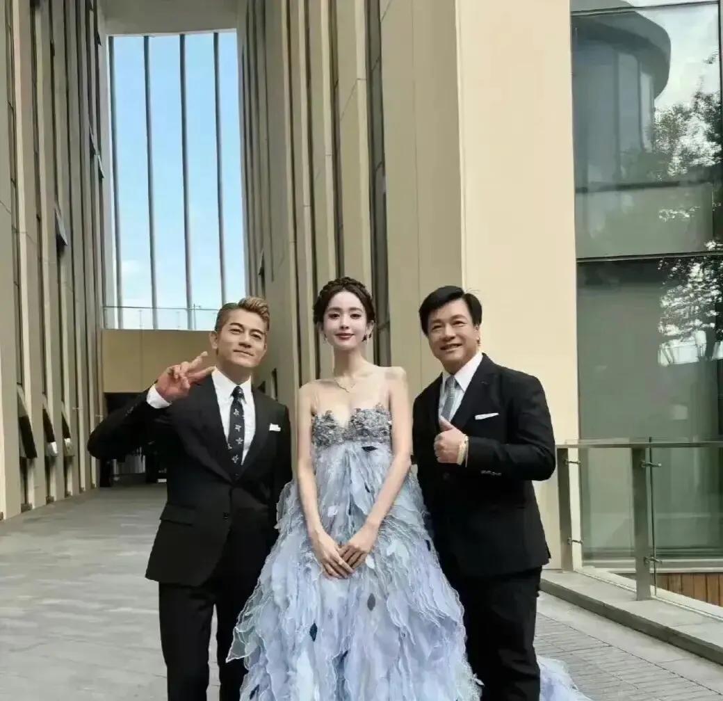 这女的可以啊！
能跟二位大佬合拍，
来头一定不小！