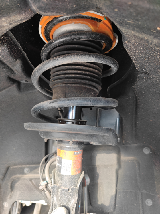 大家帮我看下，这个电磁悬挂正常的吗？还是说有渗油啊，如果悬挂有问题开起来会有什么