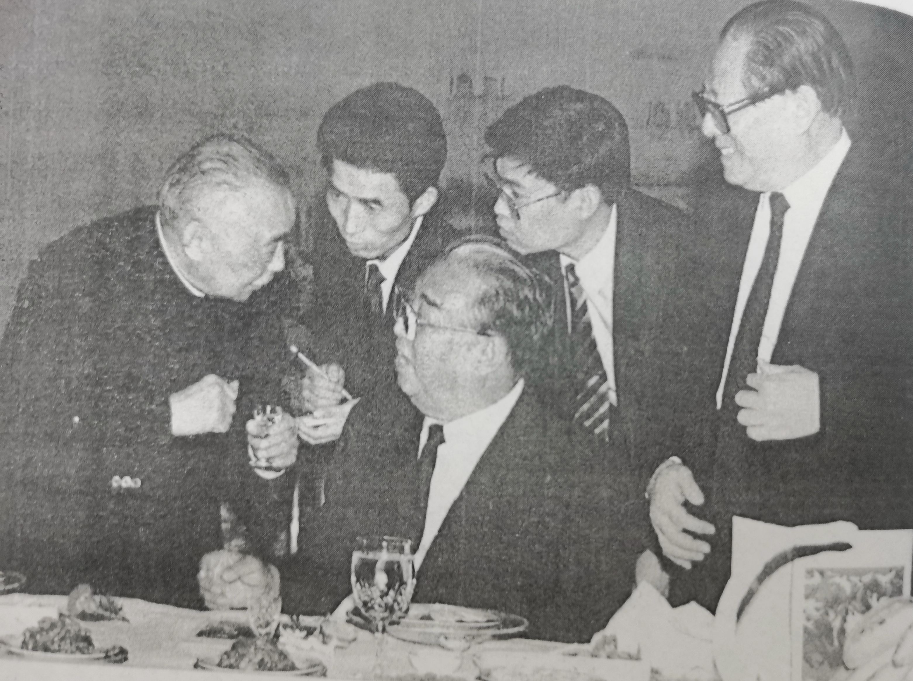 这是1991年10月，江同志亲自陪同金日成主席访问江苏。江同志站在金日成后面，金