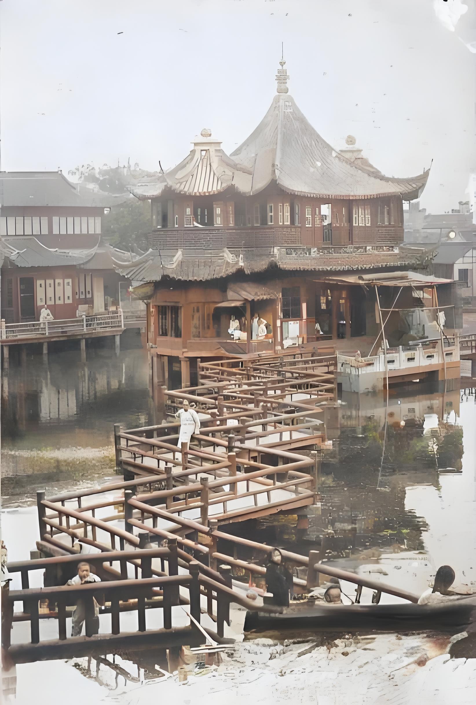 九曲桥和湖心亭，上海豫园，清末。