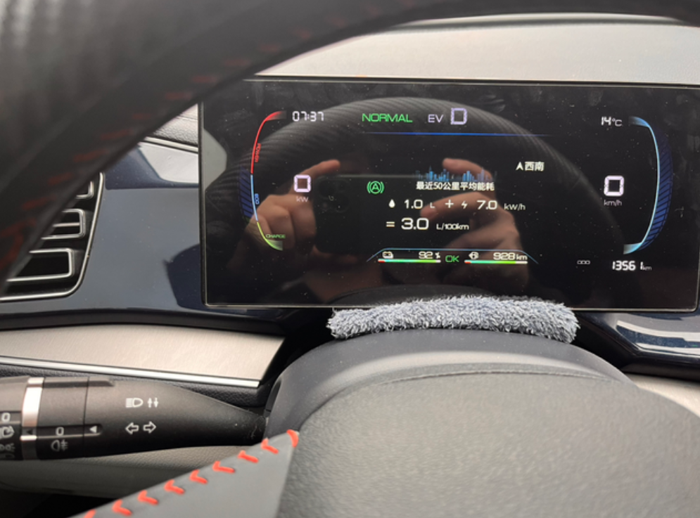 比亚迪售后工程师完美解决仪表盘异响，
让我平时仪表盘下面垫块毛巾，车内脏还可以拿