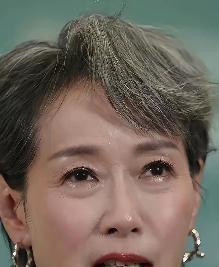 看到叶童的照片
我默默做了一个决定
不是要做丁克，也不是要留短发，而是我也千