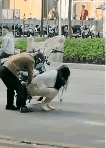 穿裙子的时候不要坐在电动车后座，裙摆要是卷进车轮里可就太尴尬了。要是在路中间发生