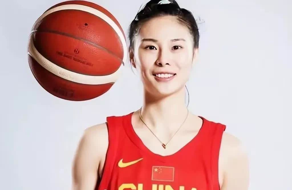李缘与王思雨两人身份互换背后的玄机
当郑薇是中国女篮的主教练的时候，王思雨是首