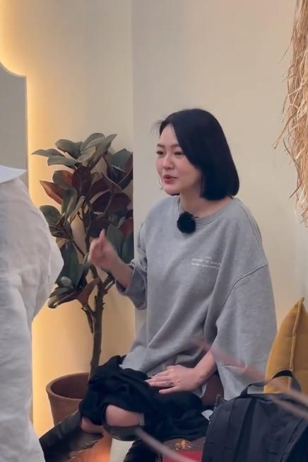 女明星里面也没几个能像小S这样，跟大家随意坐着随性聊天，还能露齿大笑的活人了#小