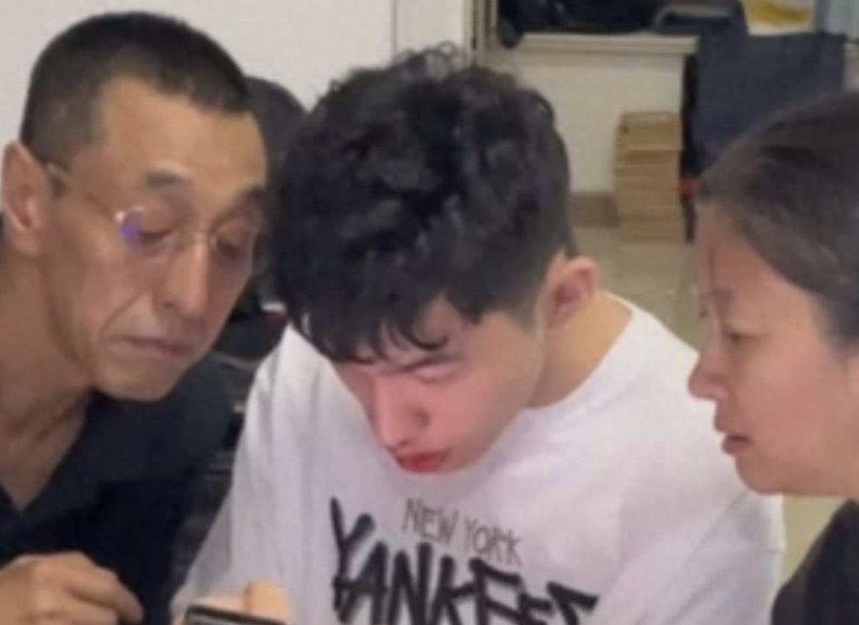 高考288分女孩网红路被彻底堵死！
谁都没想到在高考出分后，在学神秀分的战场上，