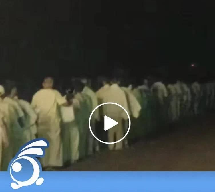 凌晨4点，广州50余老人穿白衣列队行走……!我早上六点醒来翻了一下手机，刚好看到