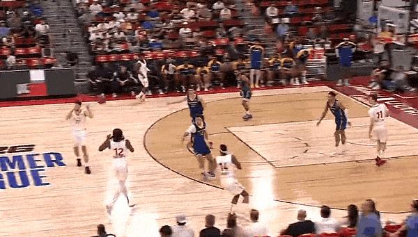 博伊尔斯技术很全面，突破过掉多人上篮打进
博伊尔斯是个全能锋线，能打多个位置，打