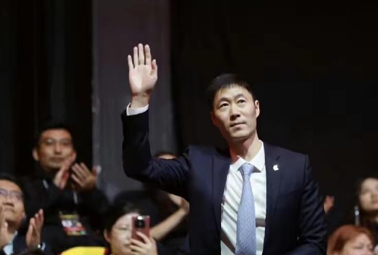 王励勤现身北京大满贯，
第一场球就是中日大战，
莎莎对阵平野美宇，
所以莎莎必须