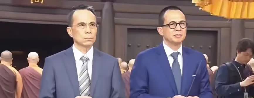 刷到有人说李泽楷面相变了，但…，其实他只是老了瘦了，肌肉胶原等流失比较严重，特别