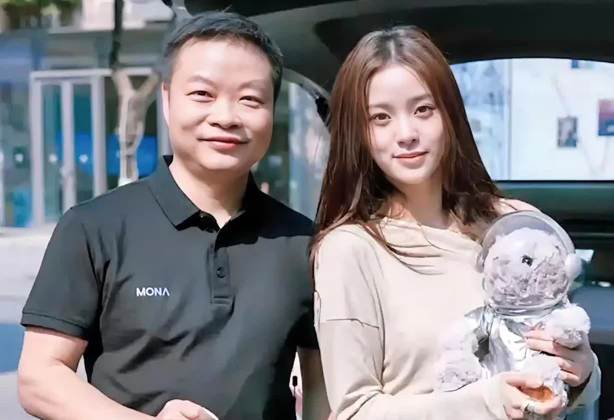我给奶奶看了何小鹏和欧阳娜娜的合影
我奶奶沉默许久
突然问道，这一对是夫妻吗