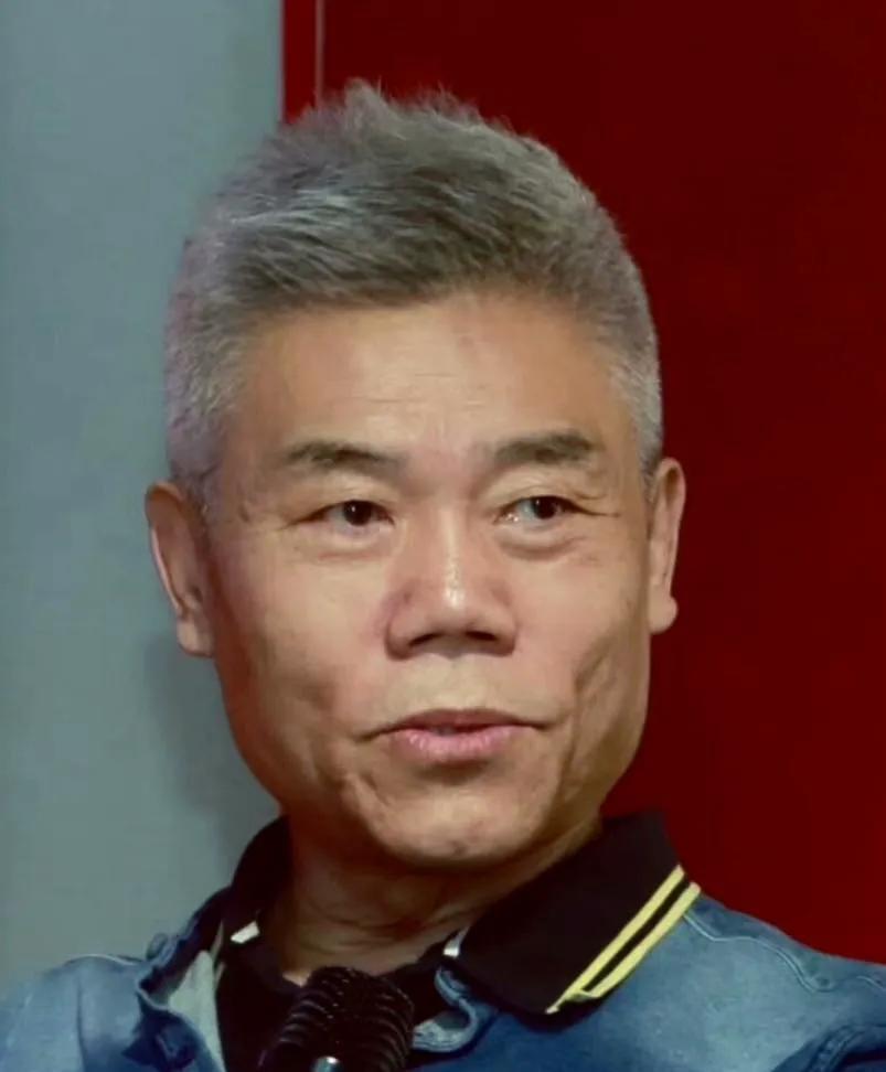 都说这哥俩有点像，这么一看，还真有点神似。