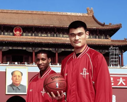 火箭记者Bradeaux晒出姚麦时期两人在天安门广场的合影，并配文：
“凯文-杜