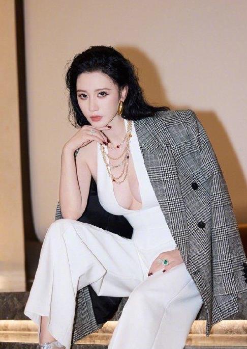 张萌姐这次深V造型简直美翻啦！每次亮相都自带光芒，让人眼前一亮，隔着屏幕都能感受