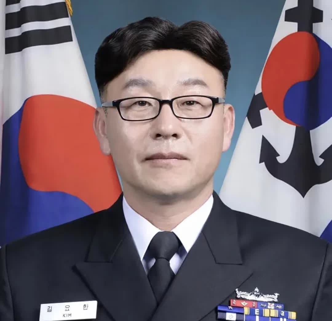 韩国这个民族还真是统一，海军总军士长得发型跟现在韩国的年轻人一模一样！
话说这
