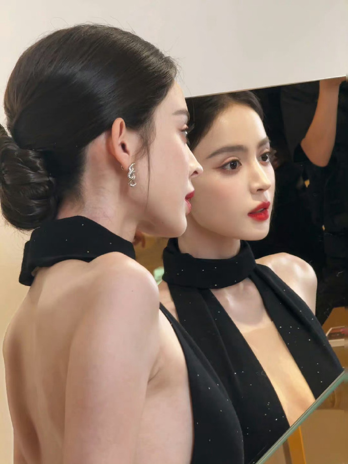 娜扎与镜子里的娜扎，好艺术….. ​​​