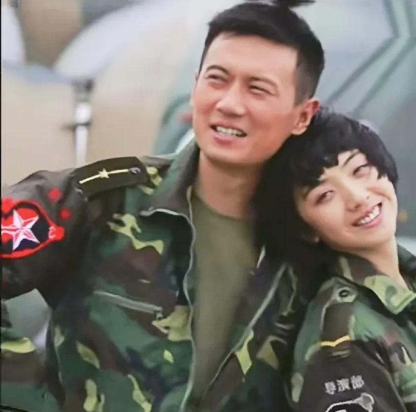两位演员在戏里饰演父女角色，可在生活里却是货真价实的夫妻。男士很帅气，极具男子汉