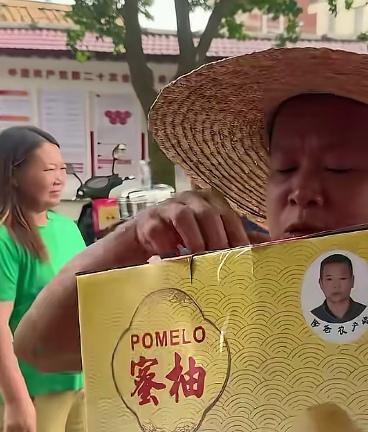全爸农产品中秋送暖，全红婵爸爸用水果传递感恩之心。
中秋佳节来临之际，全红婵爸爸