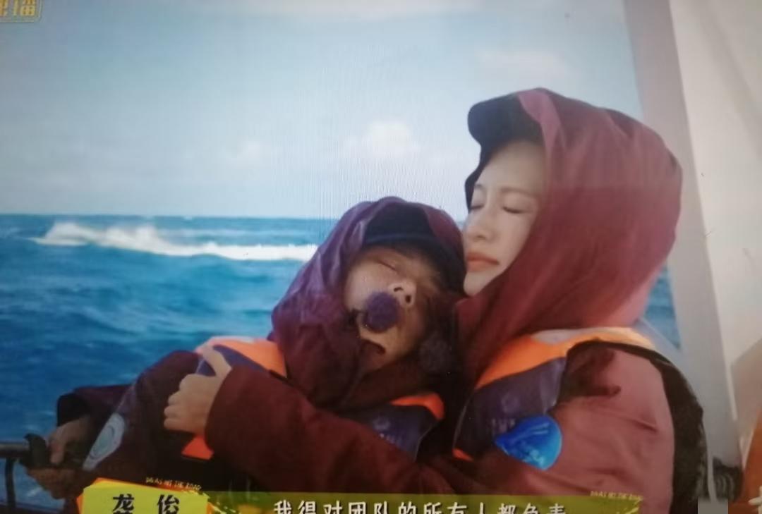 这个熟人感真的绝了！
看第一眼以为是李沁抱着张晚意，结果越想越觉得有点不对劲，虽