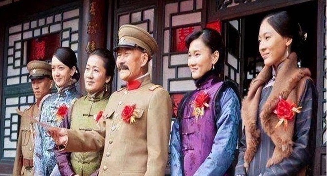 新婚之夜，张作霖按捺不住自己激动的心情，迫不及待地掀开新婚妻子的红盖头，看着面如