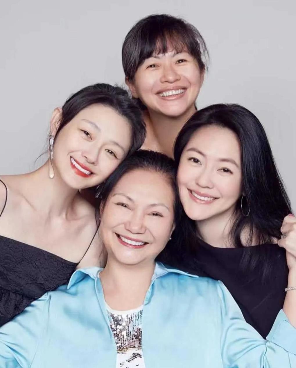 据台媒消息，S妈黃春梅最近在社交媒体上透露，小女儿小S其实不希望她在深夜还和网友
