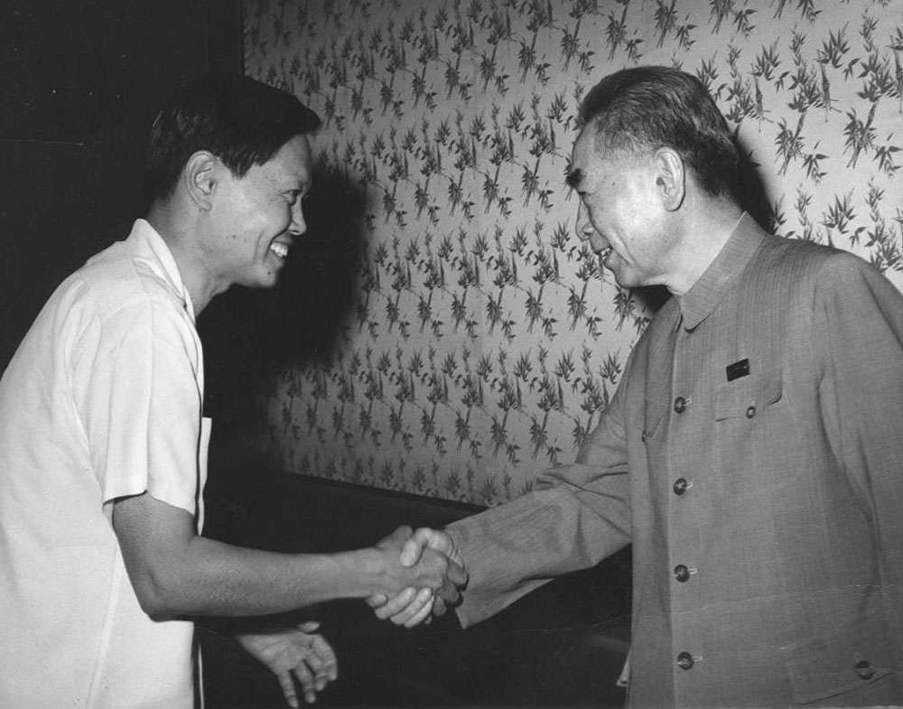 很多人劝杨振宁不要回国，会被扣留，杨振宁说：我相信周总理