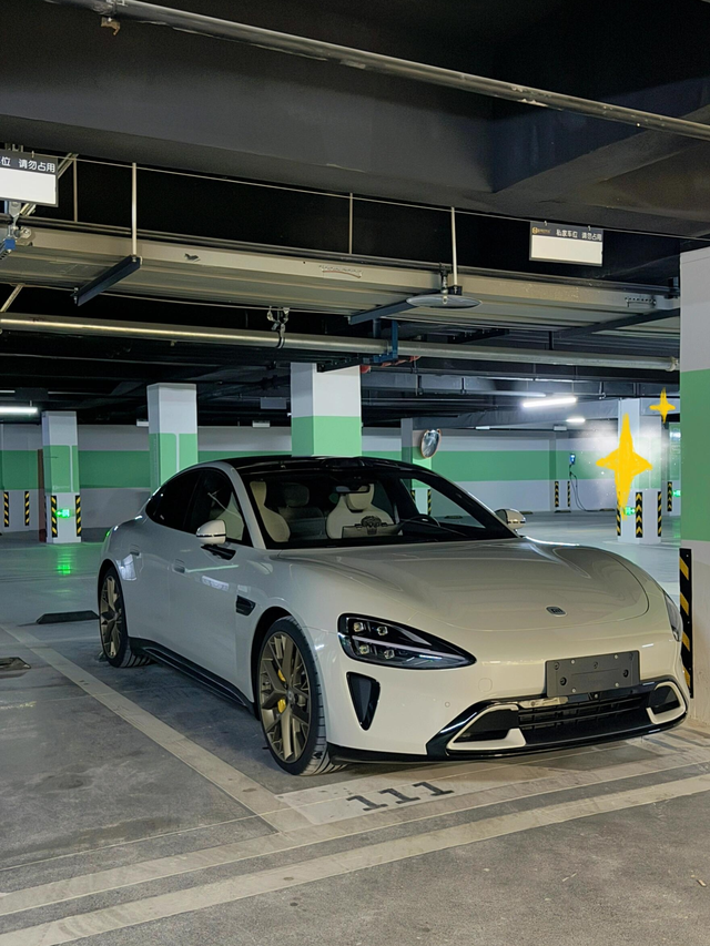 小米su7的容量真实感受
1:后备箱
我这辆车的后备箱，第一次打开时觉得挺普通。