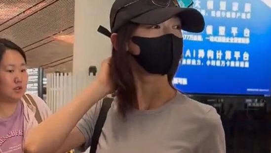 吴谨言产女后首次露面，谁注意她的胯骨？状态好不好一目了然