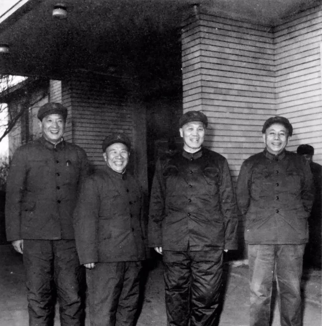 1974年春，在济南军区合影，左起：范朝利，曾思玉，白玉冰，徐立清。