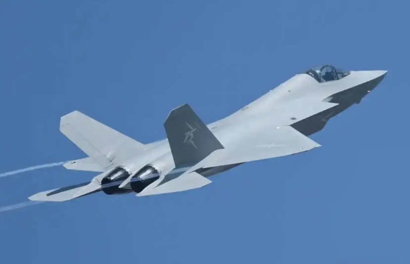 我国最知名的三款战机：

1、歼-20，代号威龙，2011年首飞

2、歼-35