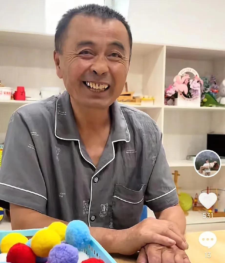 大敏老爸真棒，看开心的和个小孩似的。用手能抓毛毛球，抓放自如了，看这趋势啊，不能