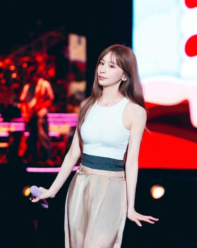 王心凌演唱会手持专属扇子，这波夏日限定浪漫我给满分
最近刷到王心凌演唱会的路透图