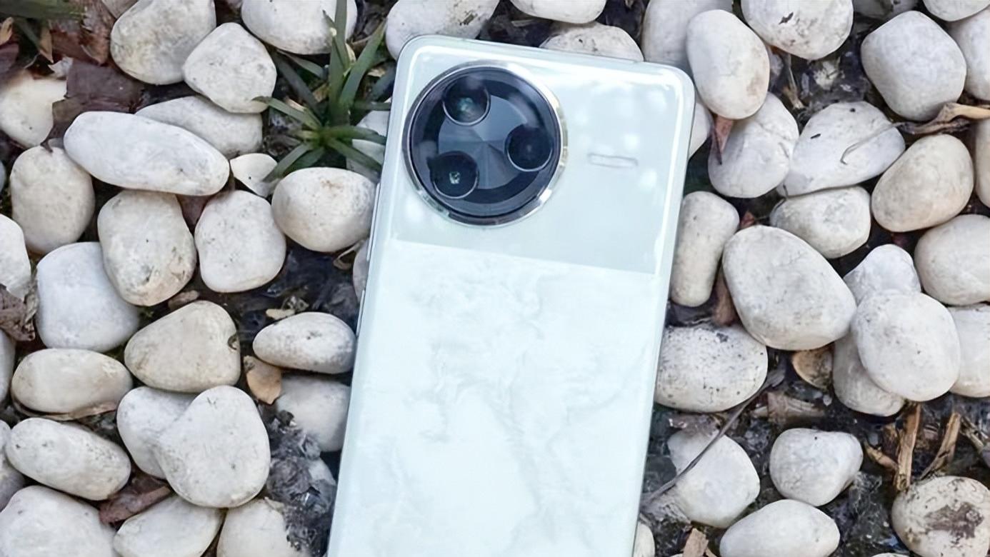 小米“捡漏王”，2K屏+6550mAh+骁龙8Gen3芯，跌成千元机！