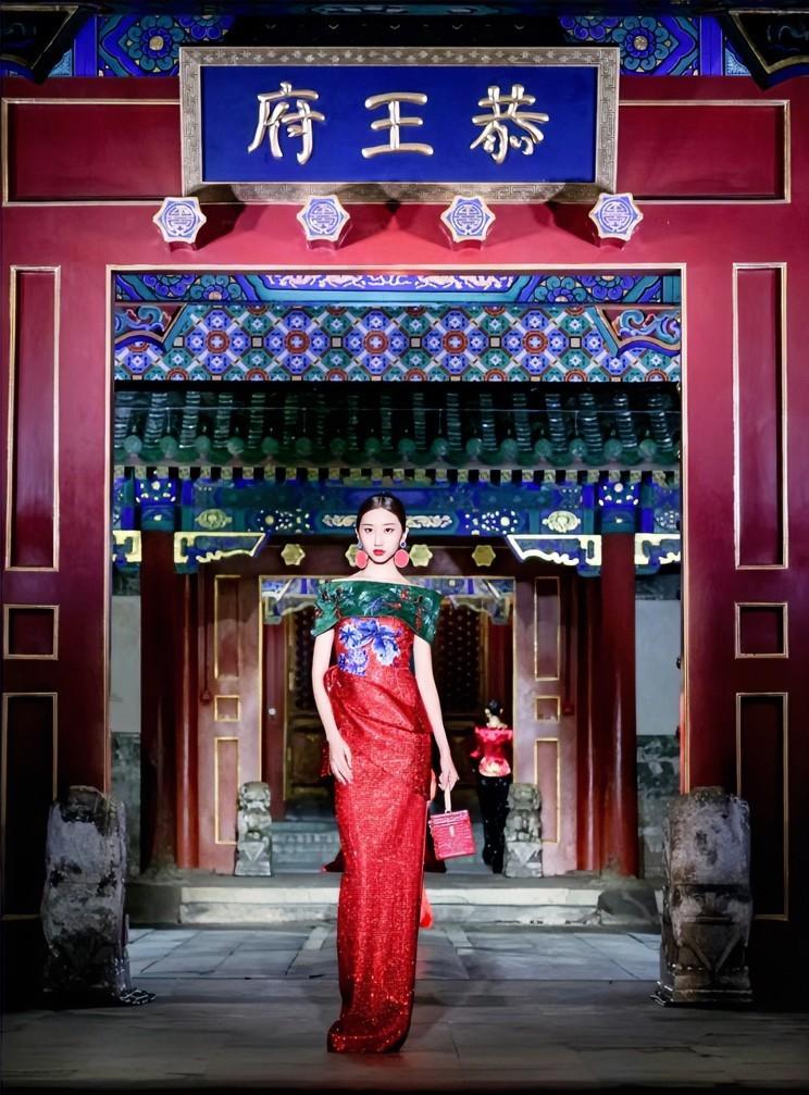 #高看展览# 恭王府首个当代时尚艺术大展开幕！
7月21日，文化和旅游部恭王府博