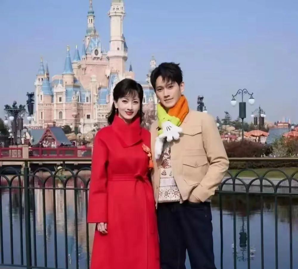 妈妈的好基因没浪费，儿子的五官、气质都很像妈妈……
怪不得赵雅芝总想托举儿子进娱