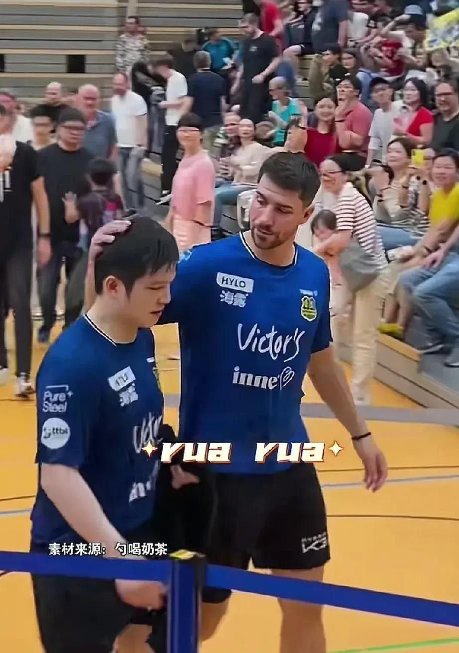 东哥也遭遇“摸头杀”
昨天在德甲比赛中，东哥遗憾落败。比赛结束后，队友弗朗西斯卡