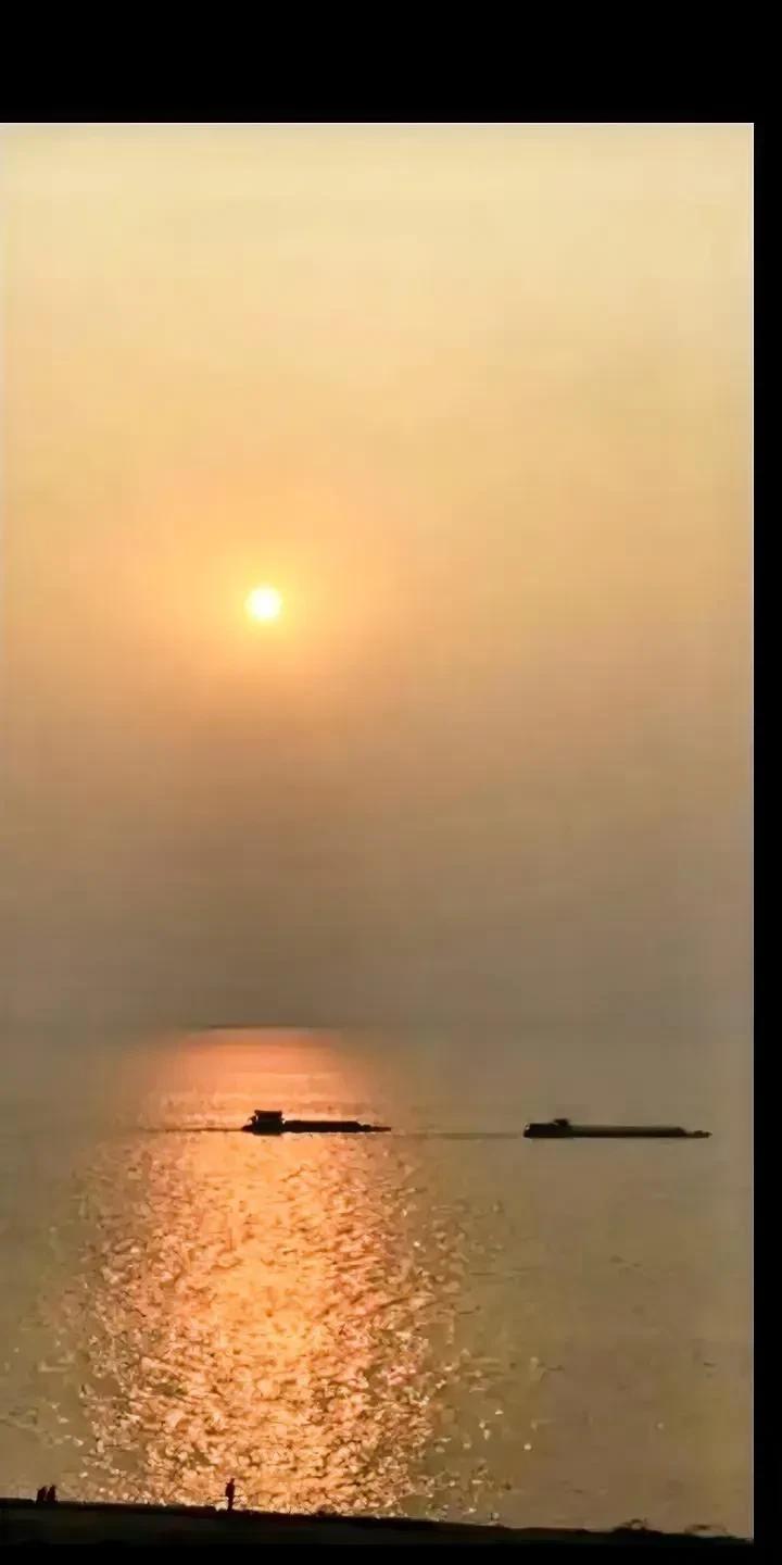日暮江头客，烟波万里愁。