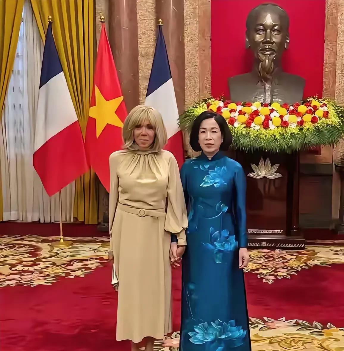 两个第一夫人合影，谁更胜一筹？
72岁的法国总统夫人布里吉特·马克龙和越南第一夫