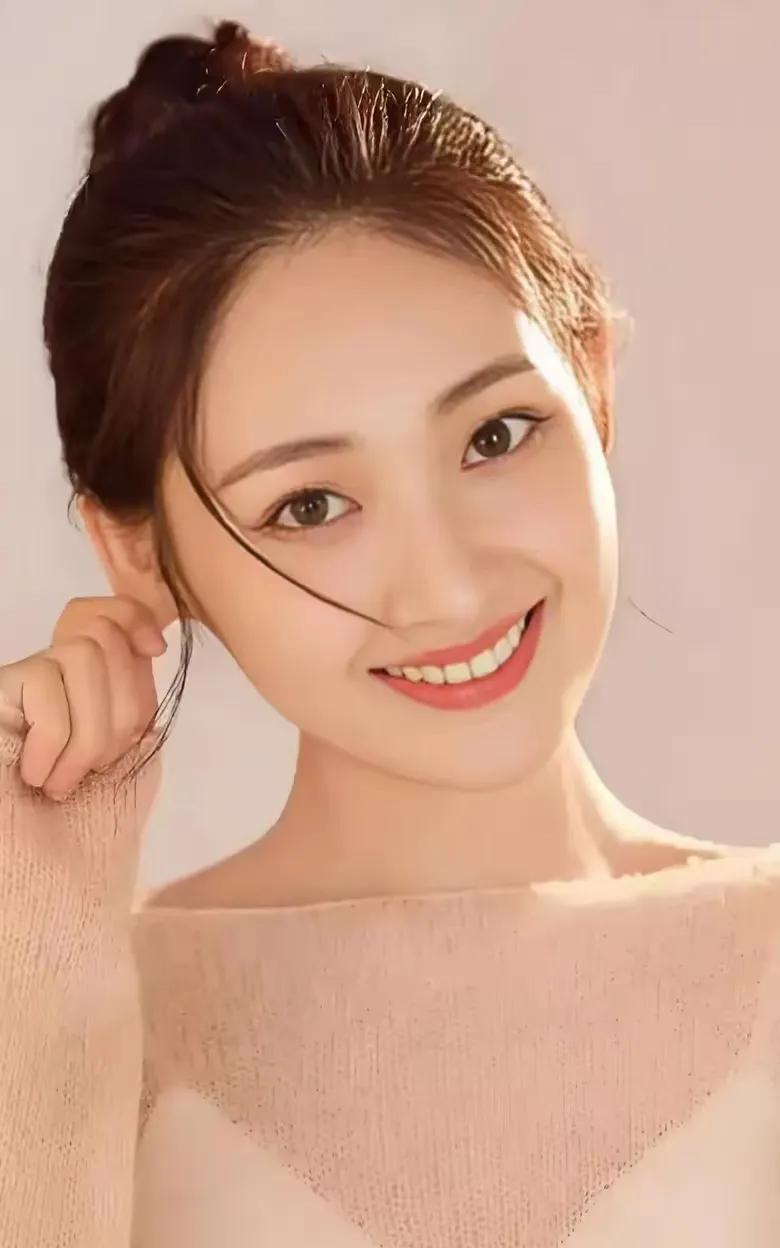 刘玮婷2002年生于云南楚雄，是内地舞蹈演员兼编剧 。她毕业于中戏广播系，在校时